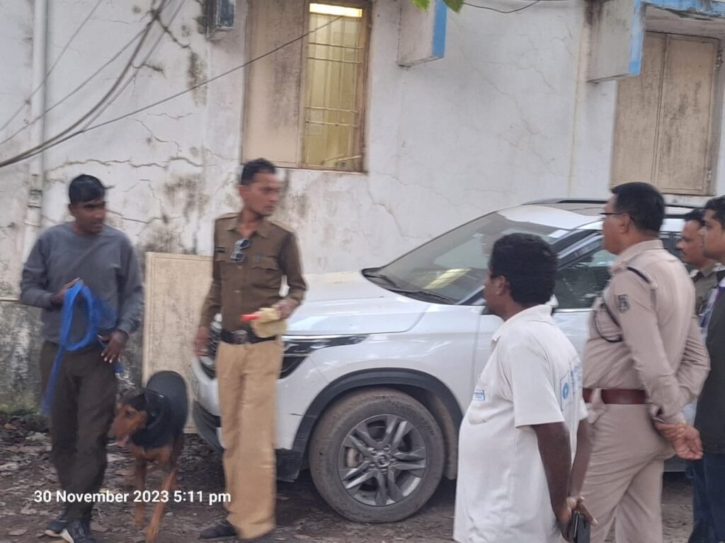 बैंकों की सुरक्षा को लेकर फिर लगा सवालिया निशान-- <em>बड़ी खबर-- शहर के हृदय स्थल में स्थित एसबीआई में हुई सेंधमारी, अज्ञात चोरों ने बीती रात्रि कर दी बड़ी घटना, पुलिस जुटी जांच में, चोरों ने मचाया जमकर उत्पा</em>त<em>सीसी टीवी कैमरे को भी कर दिया बंद</em>, जिले की बड़ी शाखा के रूप में है एसबीआई बैंकों की सुरक्षा को लेकर फिर लगा सवालिया निशान-- <em>बड़ी खबर-- शहर के हृदय स्थल में स्थित एसबीआई में हुई सेंधमारी, अज्ञात चोरों ने बीती रात्रि कर दी बड़ी घटना, पुलिस जुटी जांच में, चोरों ने मचाया जमकर उत्पा</em>त<em>सीसी टीवी कैमरे को भी कर दिया बंद</em>, जिले की बड़ी शाखा के रूप में है एसबीआई kshititech