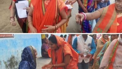 सविता का जनसंपर्क--<em>भाजपा प्रत्याशी कृष्णकांत की धर्मपत्नी सविता चंद्रा भी घर-घर जाकर लोगों से कर रही भाजपा को समर्थन की अपील, सविता ने कहा- 15 सालों में अवरुद्ध रहा जैजैपुर का विकास, बीजेपी करेगी क्षेत्र का सर्वांगीण विकास</em> kshititech