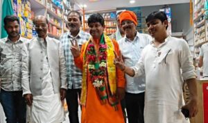 <em>शक्ति पहुंची केंद्रीय मंत्री स्मृति ईरानी ने कहा- सट्टे के दम पर कांग्रेस ने किया शासन,17 नवंबर को करें इस कुशासन का अंत, स्मृति ने करी भाजपा को वोट करने की अपील, महिलाओं की योजना पर भी स्मृति ने कहा ₹60000/-5 साल में देगी भाजपा की सरकार, पूर्व सांसद कमला पाटले से हुई टीआई की तनातनी,शक्ति शहर में 14 नवंबर को भाजपा प्रत्याशी खिलावन ने किया घर-घर जनसंपर्क</em> <em>शक्ति पहुंची केंद्रीय मंत्री स्मृति ईरानी ने कहा- सट्टे के दम पर कांग्रेस ने किया शासन,17 नवंबर को करें इस कुशासन का अंत, स्मृति ने करी भाजपा को वोट करने की अपील, महिलाओं की योजना पर भी स्मृति ने कहा ₹60000/-5 साल में देगी भाजपा की सरकार, पूर्व सांसद कमला पाटले से हुई टीआई की तनातनी,शक्ति शहर में 14 नवंबर को भाजपा प्रत्याशी खिलावन ने किया घर-घर जनसंपर्क</em> kshititech