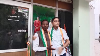 <em>कांग्रेस प्रत्याशी महंत के पक्ष में मैदान छोड़ा जोगी जनता कांग्रेस के राजकुमार पटेल ने, 16 नवंबर की देर शाम पत्रकार वार्ता में करी महंत को समर्थन देने की घोषणा, कांग्रेस के जिला उपाध्यक्ष श्याम सुंदर अग्रवाल ने किया गमछा पहनकर राजकुमार पटेल का स्वागत</em> kshititech