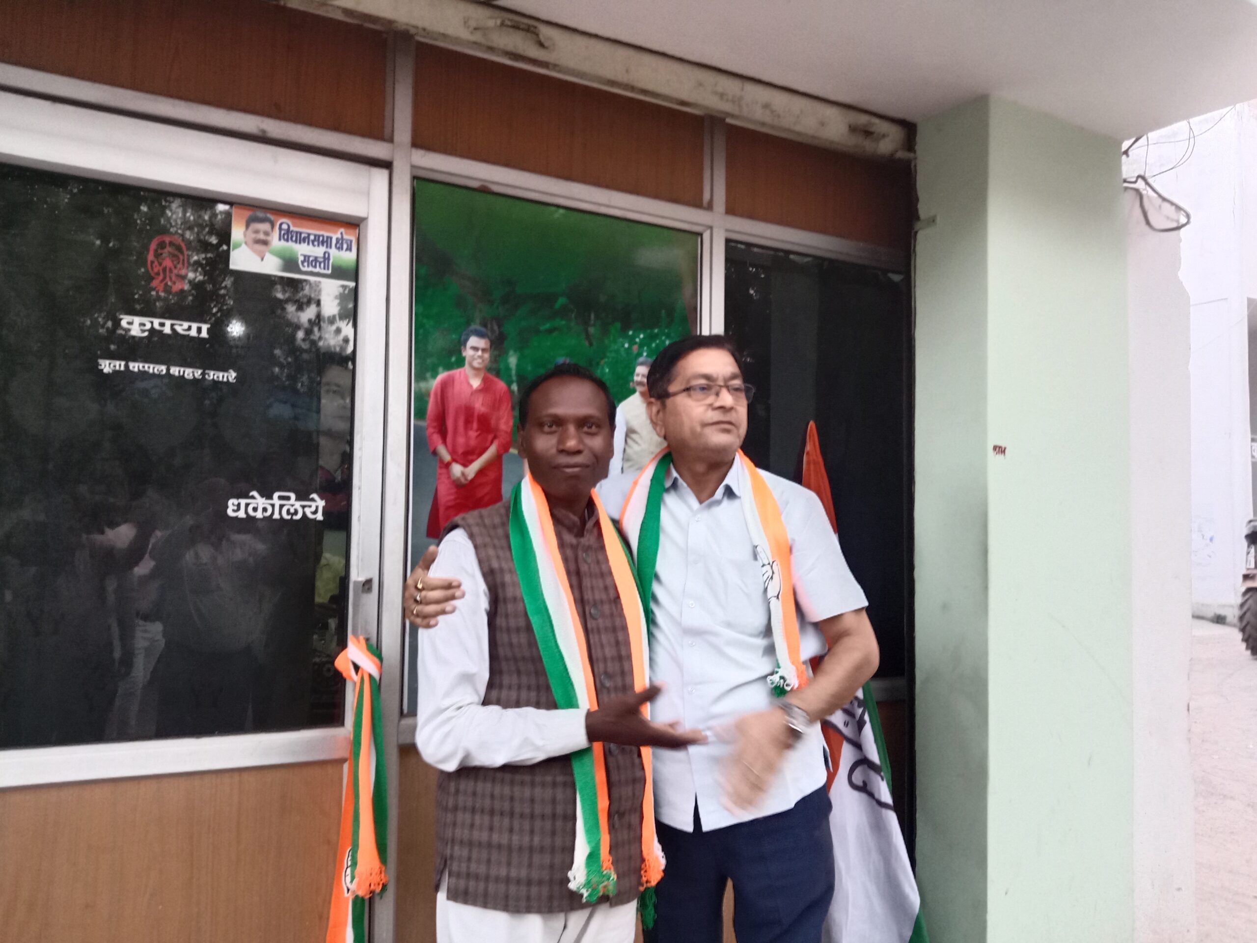 <em>कांग्रेस प्रत्याशी महंत के पक्ष में मैदान छोड़ा जोगी जनता कांग्रेस के राजकुमार पटेल ने, 16 नवंबर की देर शाम पत्रकार वार्ता में करी महंत को समर्थन देने की घोषणा, कांग्रेस के जिला उपाध्यक्ष श्याम सुंदर अग्रवाल ने किया गमछा पहनकर राजकुमार पटेल का स्वागत</em> <em>कांग्रेस प्रत्याशी महंत के पक्ष में मैदान छोड़ा जोगी जनता कांग्रेस के राजकुमार पटेल ने, 16 नवंबर की देर शाम पत्रकार वार्ता में करी महंत को समर्थन देने की घोषणा, कांग्रेस के जिला उपाध्यक्ष श्याम सुंदर अग्रवाल ने किया गमछा पहनकर राजकुमार पटेल का स्वागत</em> kshititech