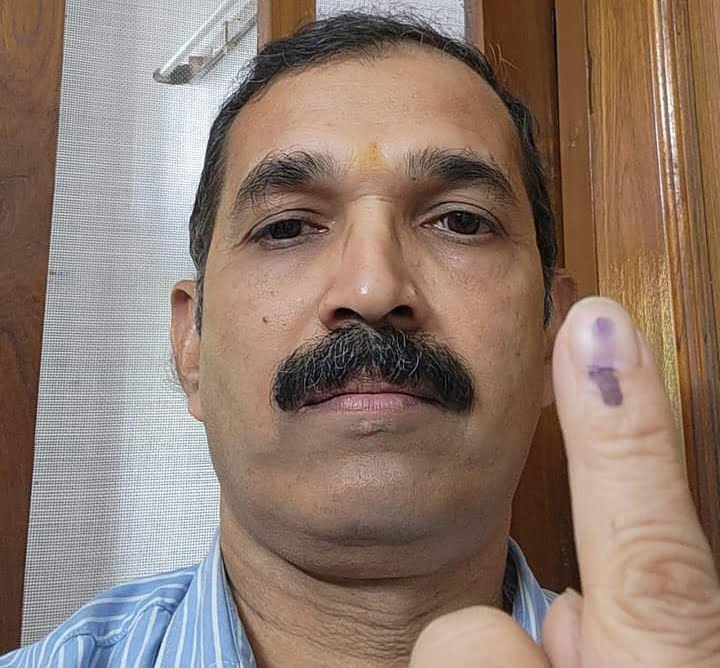 <em>विधायक प्रत्याशियों की किस्मत EVM में कैद, 3 दिसंबर को खुलेगी किस्मत,छत्तीसगढ़ में औसतन 70% मतदान की संभावना, निर्वाचन आयोग की सजगता से शादी- विवाह की तरह सजे रहे पोलिंग बूथ,शक्ति जिले में शांतिपूर्ण संपन्न हुआ मतदान, नव मतदाताओं में दिखा उत्साह तो वहीं दिव्यांगों ने भी किया मतदान, चरणदास में सारागांव तो वहीं खिलावन ने किया नगरदा में मतदान</em> <em>विधायक प्रत्याशियों की किस्मत EVM में कैद, 3 दिसंबर को खुलेगी किस्मत,छत्तीसगढ़ में औसतन 70% मतदान की संभावना, निर्वाचन आयोग की सजगता से शादी- विवाह की तरह सजे रहे पोलिंग बूथ,शक्ति जिले में शांतिपूर्ण संपन्न हुआ मतदान, नव मतदाताओं में दिखा उत्साह तो वहीं दिव्यांगों ने भी किया मतदान, चरणदास में सारागांव तो वहीं खिलावन ने किया नगरदा में मतदान</em> kshititech