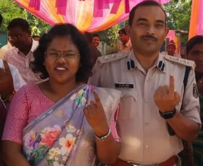 <em>विधायक प्रत्याशियों की किस्मत EVM में कैद, 3 दिसंबर को खुलेगी किस्मत,छत्तीसगढ़ में औसतन 70% मतदान की संभावना, निर्वाचन आयोग की सजगता से शादी- विवाह की तरह सजे रहे पोलिंग बूथ,शक्ति जिले में शांतिपूर्ण संपन्न हुआ मतदान, नव मतदाताओं में दिखा उत्साह तो वहीं दिव्यांगों ने भी किया मतदान, चरणदास में सारागांव तो वहीं खिलावन ने किया नगरदा में मतदान</em> <em>विधायक प्रत्याशियों की किस्मत EVM में कैद, 3 दिसंबर को खुलेगी किस्मत,छत्तीसगढ़ में औसतन 70% मतदान की संभावना, निर्वाचन आयोग की सजगता से शादी- विवाह की तरह सजे रहे पोलिंग बूथ,शक्ति जिले में शांतिपूर्ण संपन्न हुआ मतदान, नव मतदाताओं में दिखा उत्साह तो वहीं दिव्यांगों ने भी किया मतदान, चरणदास में सारागांव तो वहीं खिलावन ने किया नगरदा में मतदान</em> kshititech