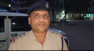 <em>बाराद्वार पुलिस की बड़ी सफलता-- हत्या के चंद घंटे में ही आरोपी हुआ गिरफ्तार, विवाह की बात को लेकर हुए झगड़े में युवक ने कर दी थी हत्या, जिला पुलिस अधीक्षक के मार्गदर्शन में टी आई गगन वाजपेई की सक्रियता, दूसरे जिले में भागने की तैयारी में था आरोपी</em> <em>बाराद्वार पुलिस की बड़ी सफलता-- हत्या के चंद घंटे में ही आरोपी हुआ गिरफ्तार, विवाह की बात को लेकर हुए झगड़े में युवक ने कर दी थी हत्या, जिला पुलिस अधीक्षक के मार्गदर्शन में टी आई गगन वाजपेई की सक्रियता, दूसरे जिले में भागने की तैयारी में था आरोपी</em> kshititech