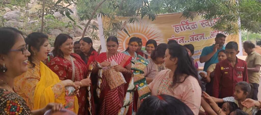 शीत ऋतु में सेवा का कार्य--<em>अग्रवाल महिला सम्मेलन शक्ति जिला इकाई ने मां वैष्णो देवी मंदिर में किया जरूरतमंदों को गर्म कपड़ों एवं खाद्यान्न सामग्रियों का वितरण, जिला अध्यक्ष श्रीमती उषा अग्रवाल ने कहा- प्रदेश संगठन के निर्देश पर जिले के विभिन्न स्थानों पर होंगे सेवा के कार्य</em> kshititech