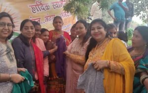 शीत ऋतु में सेवा का कार्य--<em>अग्रवाल महिला सम्मेलन शक्ति जिला इकाई ने मां वैष्णो देवी मंदिर में किया जरूरतमंदों को गर्म कपड़ों एवं खाद्यान्न सामग्रियों का वितरण, जिला अध्यक्ष श्रीमती उषा अग्रवाल ने कहा- प्रदेश संगठन के निर्देश पर जिले के विभिन्न स्थानों पर होंगे सेवा के कार्य</em> kshititech