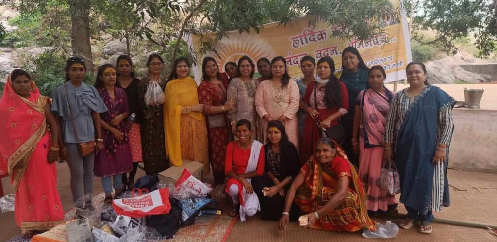 शीत ऋतु में सेवा का कार्य--<em>अग्रवाल महिला सम्मेलन शक्ति जिला इकाई ने मां वैष्णो देवी मंदिर में किया जरूरतमंदों को गर्म कपड़ों एवं खाद्यान्न सामग्रियों का वितरण, जिला अध्यक्ष श्रीमती उषा अग्रवाल ने कहा- प्रदेश संगठन के निर्देश पर जिले के विभिन्न स्थानों पर होंगे सेवा के कार्य</em> kshititech