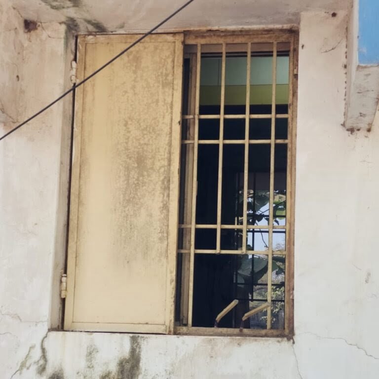 बैंकों की सुरक्षा को लेकर फिर लगा सवालिया निशान-- <em>बड़ी खबर-- शहर के हृदय स्थल में स्थित एसबीआई में हुई सेंधमारी, अज्ञात चोरों ने बीती रात्रि कर दी बड़ी घटना, पुलिस जुटी जांच में, चोरों ने मचाया जमकर उत्पा</em>त<em>सीसी टीवी कैमरे को भी कर दिया बंद</em>, जिले की बड़ी शाखा के रूप में है एसबीआई बैंकों की सुरक्षा को लेकर फिर लगा सवालिया निशान-- <em>बड़ी खबर-- शहर के हृदय स्थल में स्थित एसबीआई में हुई सेंधमारी, अज्ञात चोरों ने बीती रात्रि कर दी बड़ी घटना, पुलिस जुटी जांच में, चोरों ने मचाया जमकर उत्पा</em>त<em>सीसी टीवी कैमरे को भी कर दिया बंद</em>, जिले की बड़ी शाखा के रूप में है एसबीआई kshititech