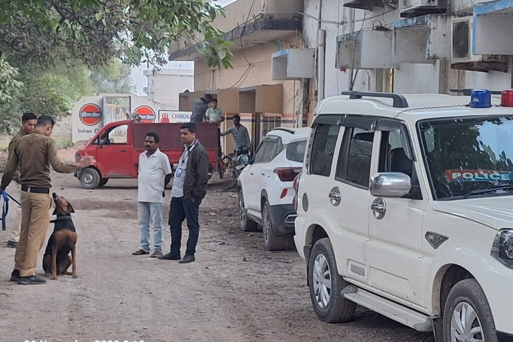 बैंकों की सुरक्षा को लेकर फिर लगा सवालिया निशान-- <em>बड़ी खबर-- शहर के हृदय स्थल में स्थित एसबीआई में हुई सेंधमारी, अज्ञात चोरों ने बीती रात्रि कर दी बड़ी घटना, पुलिस जुटी जांच में, चोरों ने मचाया जमकर उत्पा</em>त<em>सीसी टीवी कैमरे को भी कर दिया बंद</em>, जिले की बड़ी शाखा के रूप में है एसबीआई बैंकों की सुरक्षा को लेकर फिर लगा सवालिया निशान-- <em>बड़ी खबर-- शहर के हृदय स्थल में स्थित एसबीआई में हुई सेंधमारी, अज्ञात चोरों ने बीती रात्रि कर दी बड़ी घटना, पुलिस जुटी जांच में, चोरों ने मचाया जमकर उत्पा</em>त<em>सीसी टीवी कैमरे को भी कर दिया बंद</em>, जिले की बड़ी शाखा के रूप में है एसबीआई kshititech