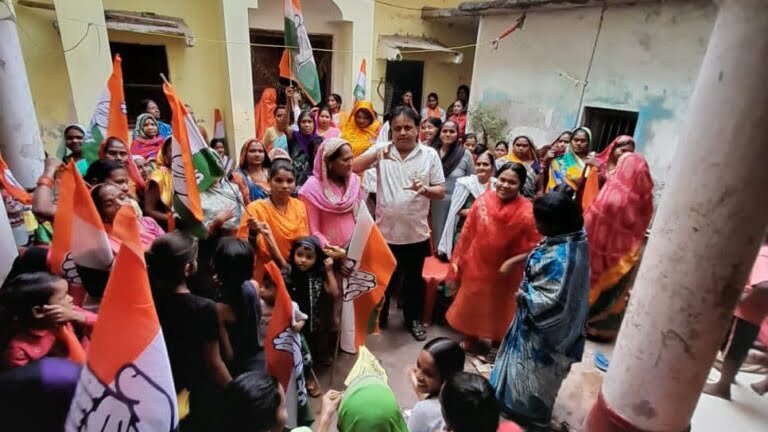 <em>शक्ति में कांग्रेस ने मतदान के एक दिन पूर्व झोंकी ताकत-- वार्ड, वार्ड में घूम रहे जनप्रतिनिधि, महंत दंपति भी निकले घर-घर वोट मांगने, पूर्व मंत्री नोबेल वर्मा, जनपद अध्यक्ष राजेश राठौर भी रहे साथ</em>, शक्ति को जिला बनाने का लाभ मिल सकता है महंत को चुनाव में kshititech