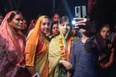 <em>2008 एवम 2013 का इतिहास दोहराएगी चंद्रपुर विधानसभा--जुदेव परिवार की बहु रानी को मिल रहा जनता का आशीर्वाद, हाथी बिगाड़ेगा कांग्रेस का समीकरण, संयोगिता की सक्रियता का मिलेगा भाजपा को फायदा, क्षेत्र में पहली बार भाजपा एकजुट होकर लड़ रही चुनाव, जनता को लुभा रहा संयोगिता का चुनावी अंदाज, युवा ऑटोग्राफ लेने तो वहीं बहने सेल्फी लेने हैं आतुर</em> <em>2008 एवम 2013 का इतिहास दोहराएगी चंद्रपुर विधानसभा--जुदेव परिवार की बहु रानी को मिल रहा जनता का आशीर्वाद, हाथी बिगाड़ेगा कांग्रेस का समीकरण, संयोगिता की सक्रियता का मिलेगा भाजपा को फायदा, क्षेत्र में पहली बार भाजपा एकजुट होकर लड़ रही चुनाव, जनता को लुभा रहा संयोगिता का चुनावी अंदाज, युवा ऑटोग्राफ लेने तो वहीं बहने सेल्फी लेने हैं आतुर</em> kshititech
