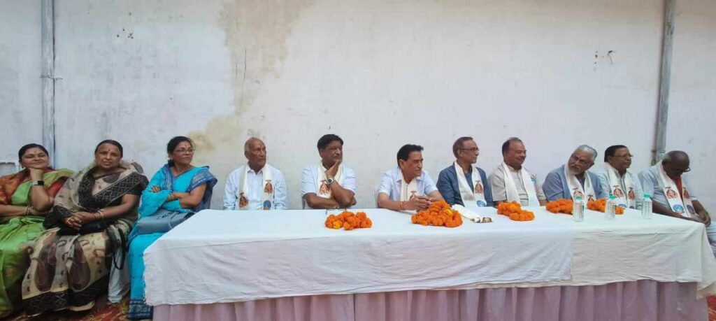 गोवर्धन पूजा पर अन्नकूट पर्व का आयोजन-- <em>अग्रवाल समाज जातिगत बंधन से मुक्त होकर अब सिर्फ हिंदू कहलाने में गर्व महसूस करता है,अघरिया, साहू,कोलता,आदिवासी समाज कालांतर से ही अग्रवालों के अन्य सहयोगी और पूज्यनीय--डॉ अशोक अग्रवाल</em> गोवर्धन पूजा पर अन्नकूट पर्व का आयोजन-- <em>अग्रवाल समाज जातिगत बंधन से मुक्त होकर अब सिर्फ हिंदू कहलाने में गर्व महसूस करता है,अघरिया, साहू,कोलता,आदिवासी समाज कालांतर से ही अग्रवालों के अन्य सहयोगी और पूज्यनीय--डॉ अशोक अग्रवाल</em> kshititech