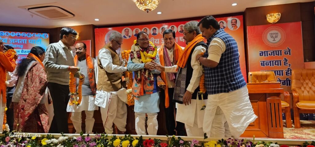 भाजपा ने खेला आदिवासी कार्ड-<em>दो बार प्रदेश अध्यक्ष एवं केंद्रीय मंत्री रहे विष्णु देव संभालेंगे छत्तीसगढ़ की कमान, विधायक दल के सर्वसम्मति से नेता चुने गए साय,छत्तीसगढ़ में मुख्यमंत्री चयन की अटकलें को लगा विराम</em> kshititech