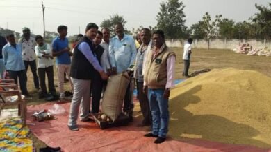 <em>सोंठी धान खरीदी केंद्र में 11 दिसंबर को हुआ धान खरीदी का शुभारंभ, समिति अध्यक्ष देवेंद्र राठौर रहे मौजूद</em>, समिति प्रबंधक हुलेश्वर राठौर ने कहा धान खरीदी की बनाई गई है सुचारु व्यवस्था kshititech