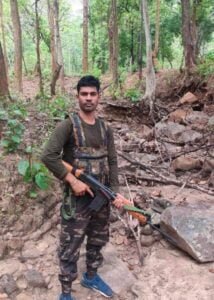 <em>नक्सलियों की कायराना करतूत में शहीद हुए शक्ति जिले के शहीद कमलेश साहू के परिजनों से ढांढस देने पहुंचे जिले के कलेक्टर/ एसपी, 14 दिसंबर को हसौद पहुंचेगा शहीद कमलेश का पार्थिव शरीर,सीएम साय भी शामिल हो सकते हैं अंतिम संस्कार में, तहसील साहू समाज अध्यक्ष रूपनारायण साहू ने भी दी श्रद्धांजलि</em> kshititech