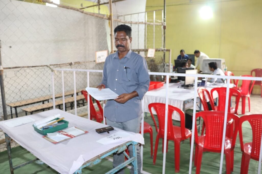 कल निकलेगी EVM से विधायक प्रत्याशियों की किस्मत-- <em>शक्ति जिला हुआ विधानसभा चुनाव की ऐतिहासिक मतगणना के लिए तैयार, प्रशासनिक अधिकारी/ कर्मचारी हुए अलर्ट, हाथों में स्मार्ट वॉच भी पहनकर अंदर नहीं जा सकेंगे काउंटिंग एजेंट</em>, कलेक्टर नूपुर के निर्देशन में पूरी टीम सजग kshititech