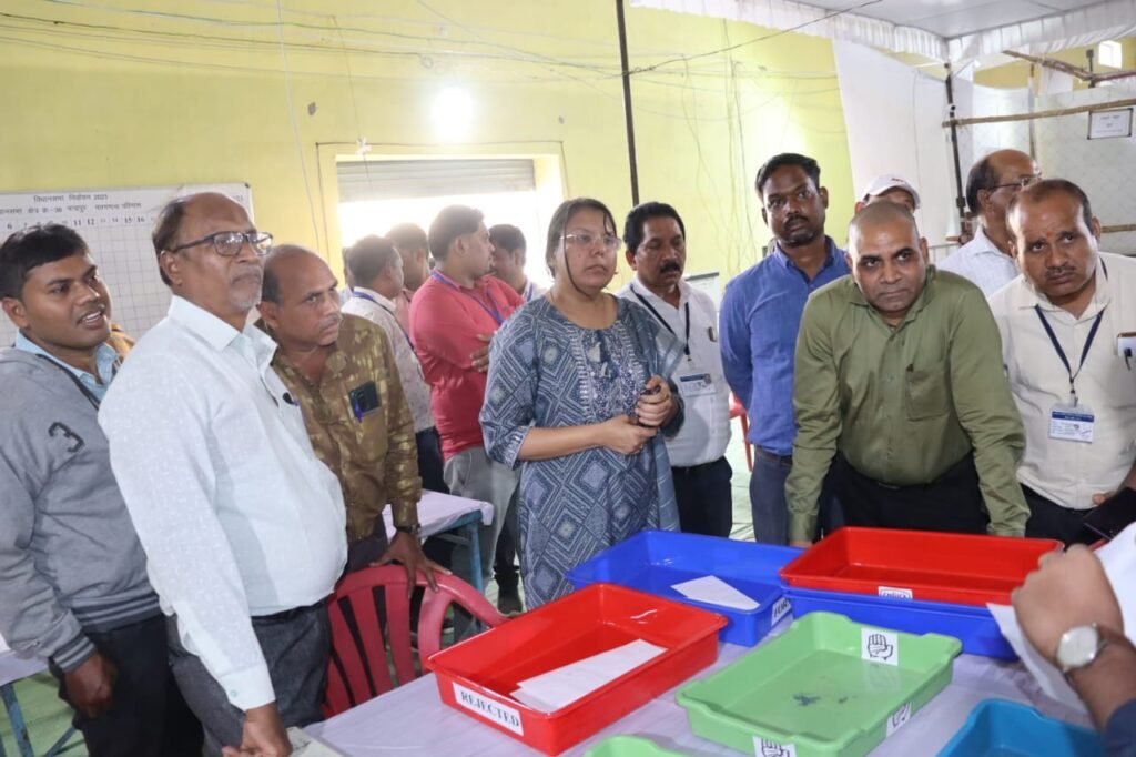 कल निकलेगी EVM से विधायक प्रत्याशियों की किस्मत-- <em>शक्ति जिला हुआ विधानसभा चुनाव की ऐतिहासिक मतगणना के लिए तैयार, प्रशासनिक अधिकारी/ कर्मचारी हुए अलर्ट, हाथों में स्मार्ट वॉच भी पहनकर अंदर नहीं जा सकेंगे काउंटिंग एजेंट</em>, कलेक्टर नूपुर के निर्देशन में पूरी टीम सजग kshititech