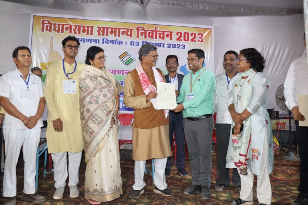 <em>शांतिपूर्ण ढंग से संपन्न हुआ शक्ति जिले की तीनों विधानसभा क्षेत्र के मतगणना का कार्य, कलेक्टर नूपुर राशि पन्ना एवं जिला पुलिस अधीक्षक एम आर अहिरे के निर्देशन में प्रशासन रहा अलर्ट,तीनो विधानसभा क्षेत्र के अंतिम 17वे चक्र के उपरांत मतगणना के परिणाम</em>, तीनों विजेता प्रत्याशियों को दिए गए प्रमाण पत्र <em>शांतिपूर्ण ढंग से संपन्न हुआ शक्ति जिले की तीनों विधानसभा क्षेत्र के मतगणना का कार्य, कलेक्टर नूपुर राशि पन्ना एवं जिला पुलिस अधीक्षक एम आर अहिरे के निर्देशन में प्रशासन रहा अलर्ट,तीनो विधानसभा क्षेत्र के अंतिम 17वे चक्र के उपरांत मतगणना के परिणाम</em>, तीनों विजेता प्रत्याशियों को दिए गए प्रमाण पत्र kshititech