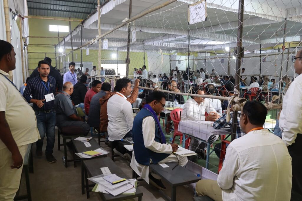 <em>शांतिपूर्ण ढंग से संपन्न हुआ शक्ति जिले की तीनों विधानसभा क्षेत्र के मतगणना का कार्य, कलेक्टर नूपुर राशि पन्ना एवं जिला पुलिस अधीक्षक एम आर अहिरे के निर्देशन में प्रशासन रहा अलर्ट,तीनो विधानसभा क्षेत्र के अंतिम 17वे चक्र के उपरांत मतगणना के परिणाम</em>, तीनों विजेता प्रत्याशियों को दिए गए प्रमाण पत्र <em>शांतिपूर्ण ढंग से संपन्न हुआ शक्ति जिले की तीनों विधानसभा क्षेत्र के मतगणना का कार्य, कलेक्टर नूपुर राशि पन्ना एवं जिला पुलिस अधीक्षक एम आर अहिरे के निर्देशन में प्रशासन रहा अलर्ट,तीनो विधानसभा क्षेत्र के अंतिम 17वे चक्र के उपरांत मतगणना के परिणाम</em>, तीनों विजेता प्रत्याशियों को दिए गए प्रमाण पत्र kshititech