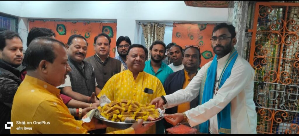 हनुमान जी की आस्था में डूबा शक्ति-- <em>शक्ति के सिद्ध श्री हनुमान मंदिर में हुआ महाआरती का आयोजन,छत्तीसगढ़ जनर्लिस्ट वेलफेयर यूनियन के सदस्यों सहित भागवताआचार्य श्रेया रानी भी हुई शामिल,पंडित ओमप्रकाश वैष्णव एवं हनुमान सेवा परिवार द्वारा विगत 28 सप्ताह से हो रहा निरंतर आयोजन</em>, बारिश के बावजूद उमड़ा हनुमान भक्तों का सैलाब हनुमान जी की आस्था में डूबा शक्ति-- <em>शक्ति के सिद्ध श्री हनुमान मंदिर में हुआ महाआरती का आयोजन,छत्तीसगढ़ जनर्लिस्ट वेलफेयर यूनियन के सदस्यों सहित भागवताआचार्य श्रेया रानी भी हुई शामिल,पंडित ओमप्रकाश वैष्णव एवं हनुमान सेवा परिवार द्वारा विगत 28 सप्ताह से हो रहा निरंतर आयोजन</em>, बारिश के बावजूद उमड़ा हनुमान भक्तों का सैलाब kshititech
