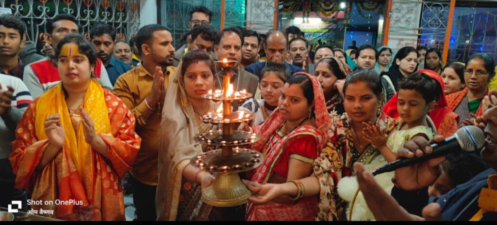 हनुमान जी की आस्था में डूबा शक्ति-- <em>शक्ति के सिद्ध श्री हनुमान मंदिर में हुआ महाआरती का आयोजन,छत्तीसगढ़ जनर्लिस्ट वेलफेयर यूनियन के सदस्यों सहित भागवताआचार्य श्रेया रानी भी हुई शामिल,पंडित ओमप्रकाश वैष्णव एवं हनुमान सेवा परिवार द्वारा विगत 28 सप्ताह से हो रहा निरंतर आयोजन</em>, बारिश के बावजूद उमड़ा हनुमान भक्तों का सैलाब हनुमान जी की आस्था में डूबा शक्ति-- <em>शक्ति के सिद्ध श्री हनुमान मंदिर में हुआ महाआरती का आयोजन,छत्तीसगढ़ जनर्लिस्ट वेलफेयर यूनियन के सदस्यों सहित भागवताआचार्य श्रेया रानी भी हुई शामिल,पंडित ओमप्रकाश वैष्णव एवं हनुमान सेवा परिवार द्वारा विगत 28 सप्ताह से हो रहा निरंतर आयोजन</em>, बारिश के बावजूद उमड़ा हनुमान भक्तों का सैलाब kshititech