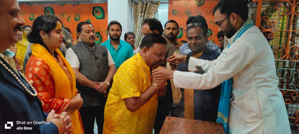 हनुमान जी की आस्था में डूबा शक्ति-- <em>शक्ति के सिद्ध श्री हनुमान मंदिर में हुआ महाआरती का आयोजन,छत्तीसगढ़ जनर्लिस्ट वेलफेयर यूनियन के सदस्यों सहित भागवताआचार्य श्रेया रानी भी हुई शामिल,पंडित ओमप्रकाश वैष्णव एवं हनुमान सेवा परिवार द्वारा विगत 28 सप्ताह से हो रहा निरंतर आयोजन</em>, बारिश के बावजूद उमड़ा हनुमान भक्तों का सैलाब हनुमान जी की आस्था में डूबा शक्ति-- <em>शक्ति के सिद्ध श्री हनुमान मंदिर में हुआ महाआरती का आयोजन,छत्तीसगढ़ जनर्लिस्ट वेलफेयर यूनियन के सदस्यों सहित भागवताआचार्य श्रेया रानी भी हुई शामिल,पंडित ओमप्रकाश वैष्णव एवं हनुमान सेवा परिवार द्वारा विगत 28 सप्ताह से हो रहा निरंतर आयोजन</em>, बारिश के बावजूद उमड़ा हनुमान भक्तों का सैलाब kshititech