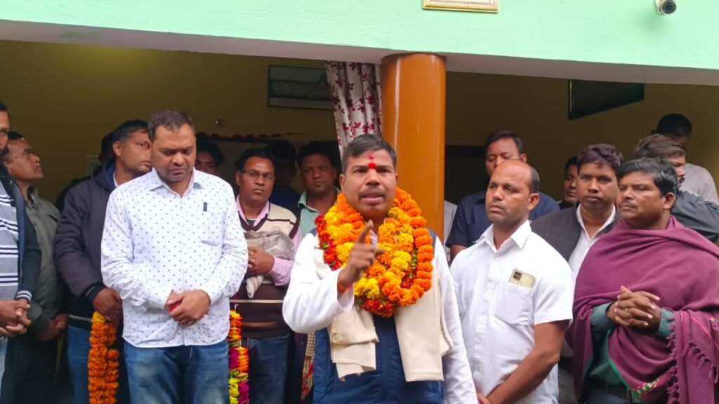 <em>कांग्रेस नेता ज्योतिष गर्ग ने दी चंद्रपुर के नवनिर्वाचित विधायक रामकुमार यादव को बधाई,ज्योतिष ने कहा- क्षेत्र के विकास की चिंता करने वाले विधायक को पुनः जनता ने दिया आशीर्वाद</em>, नगर पंचायत क्षेत्र में भी रामकुमार यादव के जीत की मनाई गई खुशियां kshititech