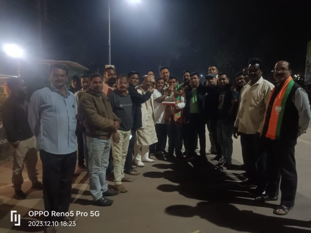 सीएम घोषित होने पर शक्ति में मना जश्न- <em>शक्ति शहर में भी विष्णुदेव साय के मुख्यमंत्री बनने पर कार्यकर्ताओं ने फोड़े पटाखे एवं करवाया मुंह मीठा, जिला कोषाध्यक्ष रामनरेश यादव ने कहा- भाजपा सर्व वर्ग की हितैषी</em> kshititech