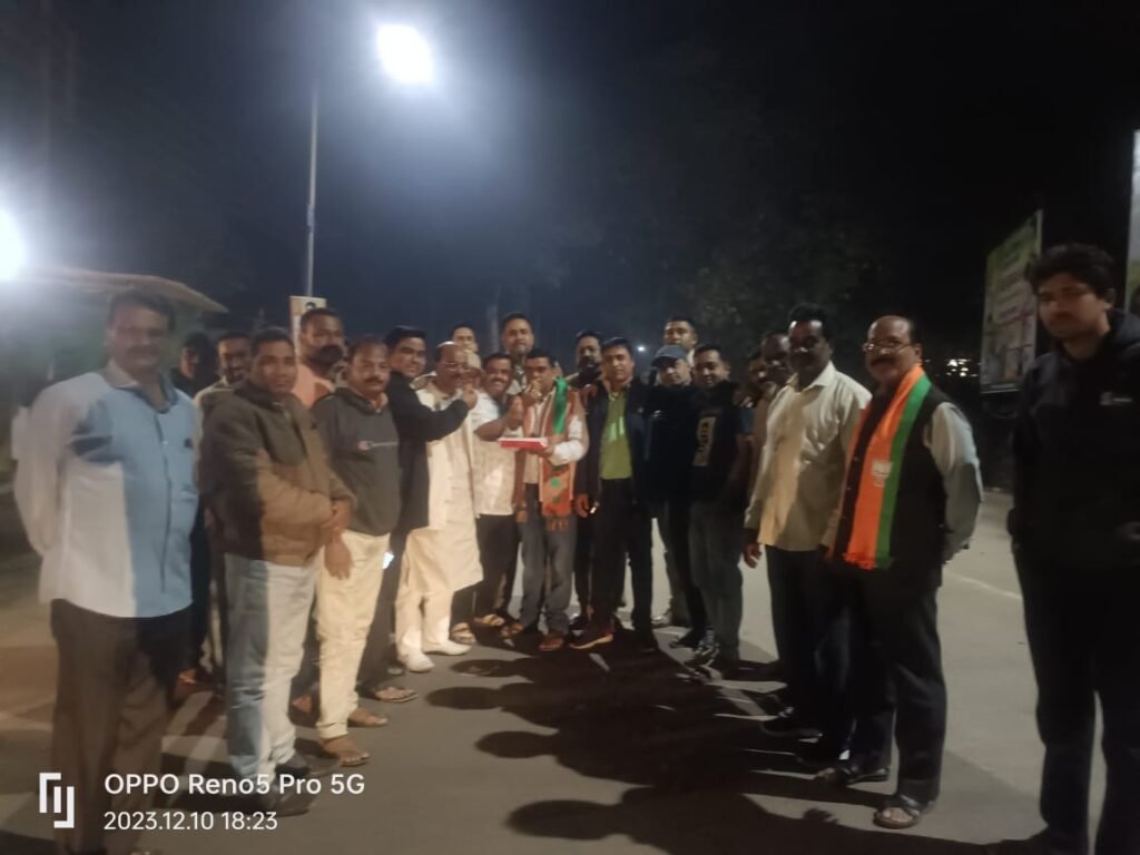 सीएम घोषित होने पर शक्ति में मना जश्न- <em>शक्ति शहर में भी विष्णुदेव साय के मुख्यमंत्री बनने पर कार्यकर्ताओं ने फोड़े पटाखे एवं करवाया मुंह मीठा, जिला कोषाध्यक्ष रामनरेश यादव ने कहा- भाजपा सर्व वर्ग की हितैषी</em> kshititech