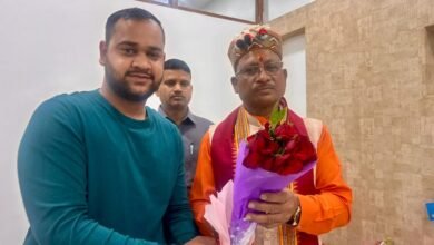 चिराग की मुख्यमंत्री से मुलाकात-- <em>छत्तीसगढ़ के नए मुख्यमंत्री से मिले शक्ति जिला भाजयुमो के उपाध्यक्ष चिराग अग्रवाल, चिराग ने कहा प्रदेश में है भाजपा की लहर, आपके सीएम बनने से युवाओं में हर्ष</em>, चिराग ने कहा-भ्रष्टाचारी शासन से मुक्त हुआ छत्तीसगढ़ kshititech