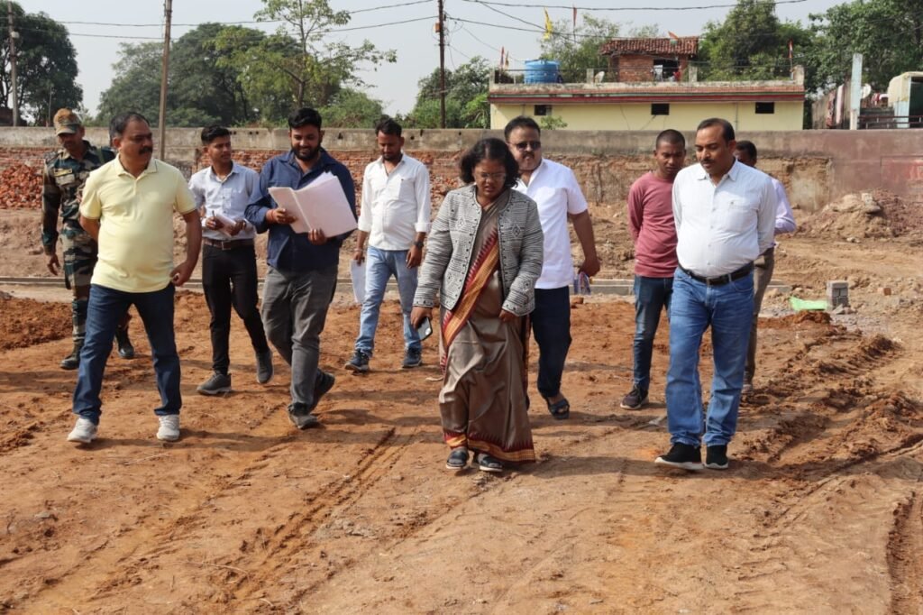 DMF फंड के कार्यो की चिंता-<em>शक्ति के स्टेडियम में चल रहे निर्माण कार्यों का जायजा लिया कलेक्टर/ एसपी ने,नूपुर ने कहा- चारों ओर पेड़ पौधे एवं सुंदर फूल के पौधे लगाए,समयावधि में पूर्ण हो निर्माण कार्य</em>, कलेक्टर नूपुर के प्रयासों से शक्ति जिले में चल रहे करोड़ों के जिला खनिज न्यास निधि के काम kshititech