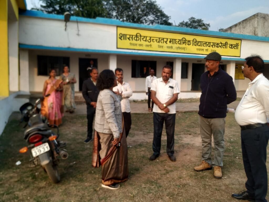 DMF फंड के कार्यो की चिंता-<em>शक्ति के स्टेडियम में चल रहे निर्माण कार्यों का जायजा लिया कलेक्टर/ एसपी ने,नूपुर ने कहा- चारों ओर पेड़ पौधे एवं सुंदर फूल के पौधे लगाए,समयावधि में पूर्ण हो निर्माण कार्य</em>, कलेक्टर नूपुर के प्रयासों से शक्ति जिले में चल रहे करोड़ों के जिला खनिज न्यास निधि के काम kshititech