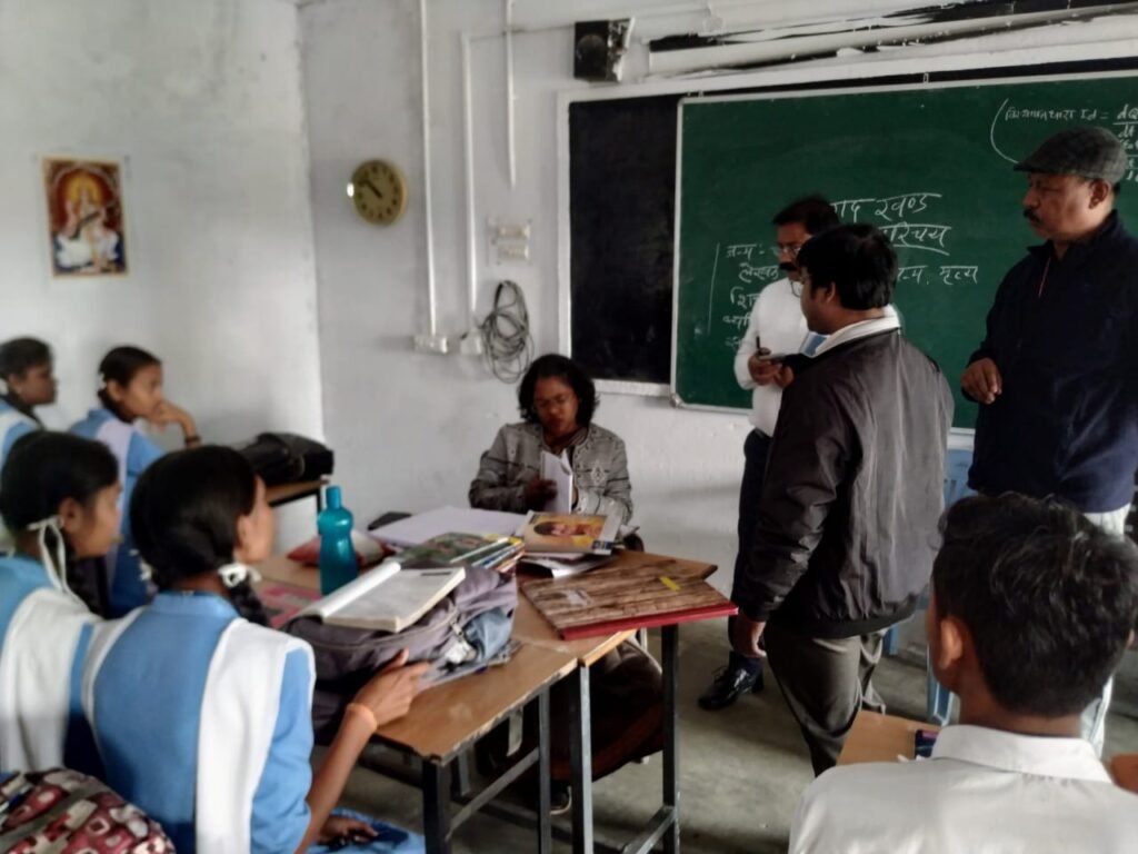 DMF फंड के कार्यो की चिंता-<em>शक्ति के स्टेडियम में चल रहे निर्माण कार्यों का जायजा लिया कलेक्टर/ एसपी ने,नूपुर ने कहा- चारों ओर पेड़ पौधे एवं सुंदर फूल के पौधे लगाए,समयावधि में पूर्ण हो निर्माण कार्य</em>, कलेक्टर नूपुर के प्रयासों से शक्ति जिले में चल रहे करोड़ों के जिला खनिज न्यास निधि के काम kshititech