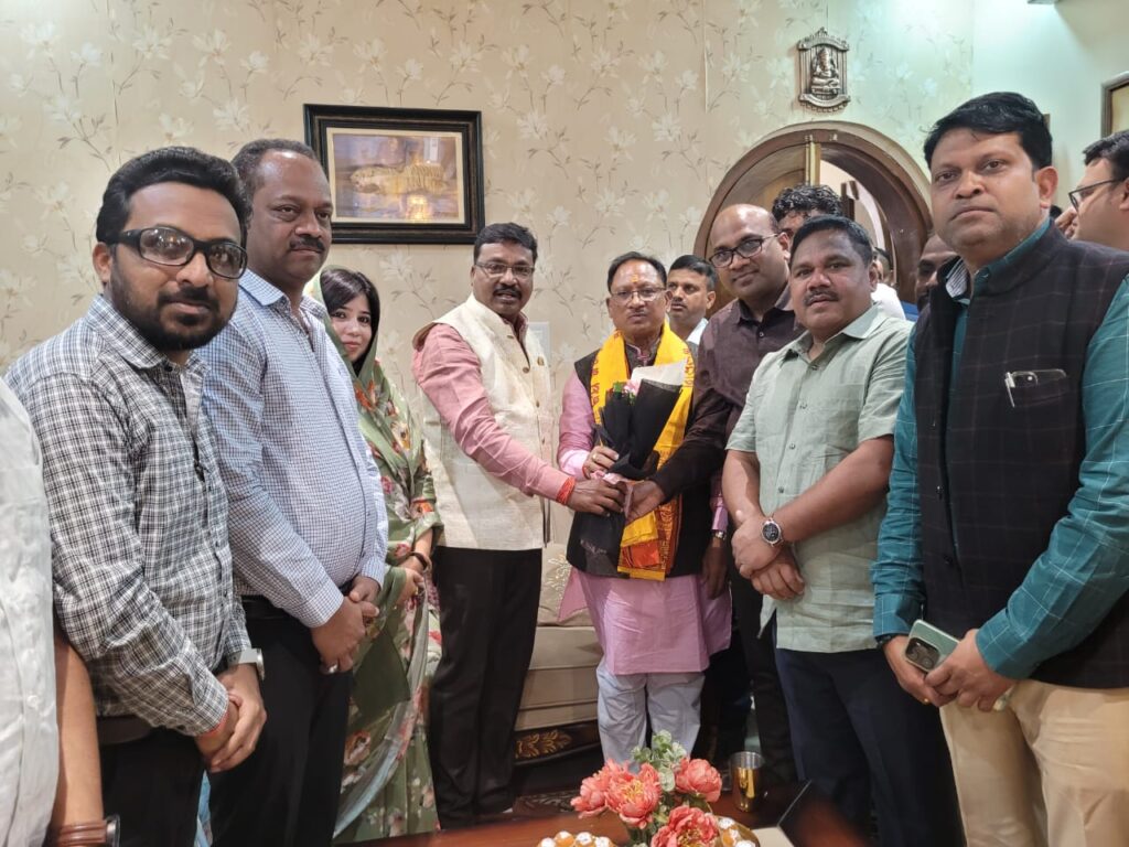 <em>जनपद सदस्य रामकुमार गबेल ने किया मुख्यमंत्री विष्णुदेव</em> <em>साय का स्वागत, रायपुर के जुदेव् परिवार के निवास पर पहुंचे थे नए मुख्यमंत्री साय, चंद्रपुर की प्रत्याशी संयोगिता सिंह जुदेव भी थी मौजूद</em>, संयोगिता ने करवाया क्षेत्र के कार्यकर्ताओं से सीएम साहब का परिचय,जूदेव परिवार से पारिवारिक संबंध है विष्णु देव साय के <em>जनपद सदस्य रामकुमार गबेल ने किया मुख्यमंत्री विष्णुदेव</em> <em>साय का स्वागत, रायपुर के जुदेव् परिवार के निवास पर पहुंचे थे नए मुख्यमंत्री साय, चंद्रपुर की प्रत्याशी संयोगिता सिंह जुदेव भी थी मौजूद</em>, संयोगिता ने करवाया क्षेत्र के कार्यकर्ताओं से सीएम साहब का परिचय,जूदेव परिवार से पारिवारिक संबंध है विष्णु देव साय के kshititech