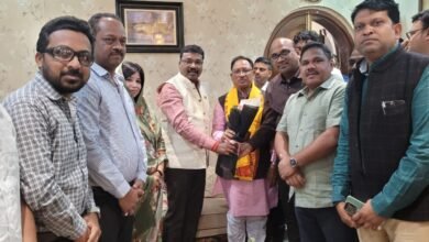 <em>जनपद सदस्य रामकुमार गबेल ने किया मुख्यमंत्री विष्णुदेव</em> <em>साय का स्वागत, रायपुर के जुदेव् परिवार के निवास पर पहुंचे थे नए मुख्यमंत्री साय, चंद्रपुर की प्रत्याशी संयोगिता सिंह जुदेव भी थी मौजूद</em>, संयोगिता ने करवाया क्षेत्र के कार्यकर्ताओं से सीएम साहब का परिचय,जूदेव परिवार से पारिवारिक संबंध है विष्णु देव साय के kshititech