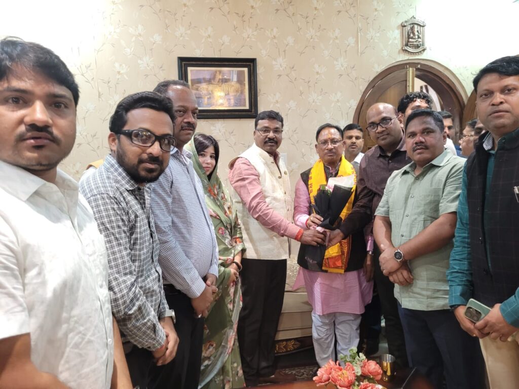 <em>जनपद सदस्य रामकुमार गबेल ने किया मुख्यमंत्री विष्णुदेव</em> <em>साय का स्वागत, रायपुर के जुदेव् परिवार के निवास पर पहुंचे थे नए मुख्यमंत्री साय, चंद्रपुर की प्रत्याशी संयोगिता सिंह जुदेव भी थी मौजूद</em>, संयोगिता ने करवाया क्षेत्र के कार्यकर्ताओं से सीएम साहब का परिचय,जूदेव परिवार से पारिवारिक संबंध है विष्णु देव साय के <em>जनपद सदस्य रामकुमार गबेल ने किया मुख्यमंत्री विष्णुदेव</em> <em>साय का स्वागत, रायपुर के जुदेव् परिवार के निवास पर पहुंचे थे नए मुख्यमंत्री साय, चंद्रपुर की प्रत्याशी संयोगिता सिंह जुदेव भी थी मौजूद</em>, संयोगिता ने करवाया क्षेत्र के कार्यकर्ताओं से सीएम साहब का परिचय,जूदेव परिवार से पारिवारिक संबंध है विष्णु देव साय के kshititech