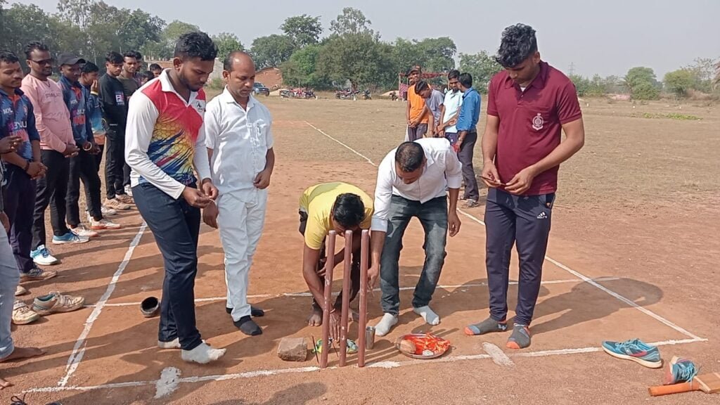 क्रिकेट का महाकुंभ अड़भार में-<em>ओपन टेनिस बॉल क्रिकेट प्रतियोगिता का शुभारंभ किया विधायक प्रतिनिधि ज्योतिष गर्ग ने- 12 दिसंबर से प्रारंभ हुई प्रतियोगिता में ज्योतिष ने कहा- खेल भावना से खेलने वाले खिलाड़ी को कभी नहीं मिलती पराजय</em>, प्रदेश के विभिन्न जिलों से शामिल होगी क्रिकेट टीम kshititech