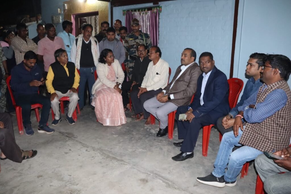 <em>नक्सलियों की कायराना करतूत में शहीद हुए शक्ति जिले के शहीद कमलेश साहू के परिजनों से ढांढस देने पहुंचे जिले के कलेक्टर/ एसपी, 14 दिसंबर को हसौद पहुंचेगा शहीद कमलेश का पार्थिव शरीर,सीएम साय भी शामिल हो सकते हैं अंतिम संस्कार में, तहसील साहू समाज अध्यक्ष रूपनारायण साहू ने भी दी श्रद्धांजलि</em> kshititech