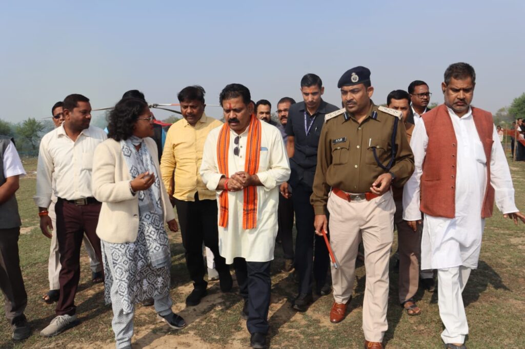 <em>शक्ति जिले के शहीद कमलेश साहू को उपमुख्यमंत्री ने दी श्रद्धांजलि, अंतिम संस्कार में शामिल हुए छत्तीसगढ़ सरकार के प्रतिनिधि,शहीद के पिता से गले मिलकर दी उन्हें सांत्वना, भाजपा जिला अध्यक्ष कृष्णकांत चंद्रा एवं पूर्व मंत्री केदार कश्यप भी रहे मौजूद</em> <em>शक्ति जिले के शहीद कमलेश साहू को उपमुख्यमंत्री ने दी श्रद्धांजलि, अंतिम संस्कार में शामिल हुए छत्तीसगढ़ सरकार के प्रतिनिधि,शहीद के पिता से गले मिलकर दी उन्हें सांत्वना, भाजपा जिला अध्यक्ष कृष्णकांत चंद्रा एवं पूर्व मंत्री केदार कश्यप भी रहे मौजूद</em> kshititech