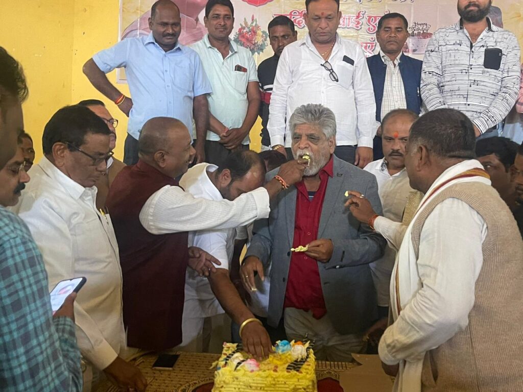 <em>ढोल बाजे के साथ मंगल भवन बाराद्वार में मना महंत का जन्मदिन,सुनील जिंदल ने कहा महंत जी छत्तीसगढ़ के गौरव ,दुबारा चुनाव जीत कर उन्होंने रचा है इतिहास</em>, जन्मदिन को लेकर महंत समर्थकों का दिखा अभूतपूर्व उत्साह <em>ढोल बाजे के साथ मंगल भवन बाराद्वार में मना महंत का जन्मदिन,सुनील जिंदल ने कहा महंत जी छत्तीसगढ़ के गौरव ,दुबारा चुनाव जीत कर उन्होंने रचा है इतिहास</em>, जन्मदिन को लेकर महंत समर्थकों का दिखा अभूतपूर्व उत्साह kshititech