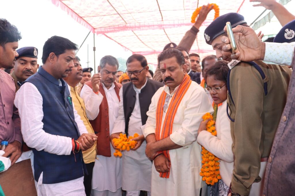 <em>शक्ति जिले के शहीद कमलेश साहू को उपमुख्यमंत्री ने दी श्रद्धांजलि, अंतिम संस्कार में शामिल हुए छत्तीसगढ़ सरकार के प्रतिनिधि,शहीद के पिता से गले मिलकर दी उन्हें सांत्वना, भाजपा जिला अध्यक्ष कृष्णकांत चंद्रा एवं पूर्व मंत्री केदार कश्यप भी रहे मौजूद</em> <em>शक्ति जिले के शहीद कमलेश साहू को उपमुख्यमंत्री ने दी श्रद्धांजलि, अंतिम संस्कार में शामिल हुए छत्तीसगढ़ सरकार के प्रतिनिधि,शहीद के पिता से गले मिलकर दी उन्हें सांत्वना, भाजपा जिला अध्यक्ष कृष्णकांत चंद्रा एवं पूर्व मंत्री केदार कश्यप भी रहे मौजूद</em> kshititech