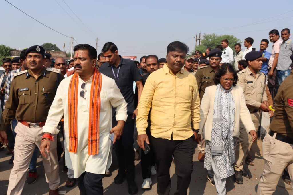 <em>शक्ति जिले के शहीद कमलेश साहू को उपमुख्यमंत्री ने दी श्रद्धांजलि, अंतिम संस्कार में शामिल हुए छत्तीसगढ़ सरकार के प्रतिनिधि,शहीद के पिता से गले मिलकर दी उन्हें सांत्वना, भाजपा जिला अध्यक्ष कृष्णकांत चंद्रा एवं पूर्व मंत्री केदार कश्यप भी रहे मौजूद</em> <em>शक्ति जिले के शहीद कमलेश साहू को उपमुख्यमंत्री ने दी श्रद्धांजलि, अंतिम संस्कार में शामिल हुए छत्तीसगढ़ सरकार के प्रतिनिधि,शहीद के पिता से गले मिलकर दी उन्हें सांत्वना, भाजपा जिला अध्यक्ष कृष्णकांत चंद्रा एवं पूर्व मंत्री केदार कश्यप भी रहे मौजूद</em> kshititech