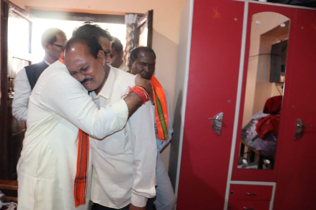 <em>शक्ति जिले के शहीद कमलेश साहू को उपमुख्यमंत्री ने दी श्रद्धांजलि, अंतिम संस्कार में शामिल हुए छत्तीसगढ़ सरकार के प्रतिनिधि,शहीद के पिता से गले मिलकर दी उन्हें सांत्वना, भाजपा जिला अध्यक्ष कृष्णकांत चंद्रा एवं पूर्व मंत्री केदार कश्यप भी रहे मौजूद</em> <em>शक्ति जिले के शहीद कमलेश साहू को उपमुख्यमंत्री ने दी श्रद्धांजलि, अंतिम संस्कार में शामिल हुए छत्तीसगढ़ सरकार के प्रतिनिधि,शहीद के पिता से गले मिलकर दी उन्हें सांत्वना, भाजपा जिला अध्यक्ष कृष्णकांत चंद्रा एवं पूर्व मंत्री केदार कश्यप भी रहे मौजूद</em> kshititech