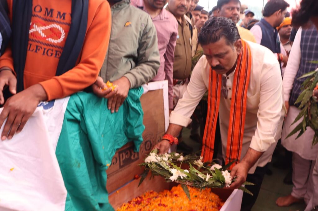 <em>शक्ति जिले के शहीद कमलेश साहू को उपमुख्यमंत्री ने दी श्रद्धांजलि, अंतिम संस्कार में शामिल हुए छत्तीसगढ़ सरकार के प्रतिनिधि,शहीद के पिता से गले मिलकर दी उन्हें सांत्वना, भाजपा जिला अध्यक्ष कृष्णकांत चंद्रा एवं पूर्व मंत्री केदार कश्यप भी रहे मौजूद</em> <em>शक्ति जिले के शहीद कमलेश साहू को उपमुख्यमंत्री ने दी श्रद्धांजलि, अंतिम संस्कार में शामिल हुए छत्तीसगढ़ सरकार के प्रतिनिधि,शहीद के पिता से गले मिलकर दी उन्हें सांत्वना, भाजपा जिला अध्यक्ष कृष्णकांत चंद्रा एवं पूर्व मंत्री केदार कश्यप भी रहे मौजूद</em> kshititech