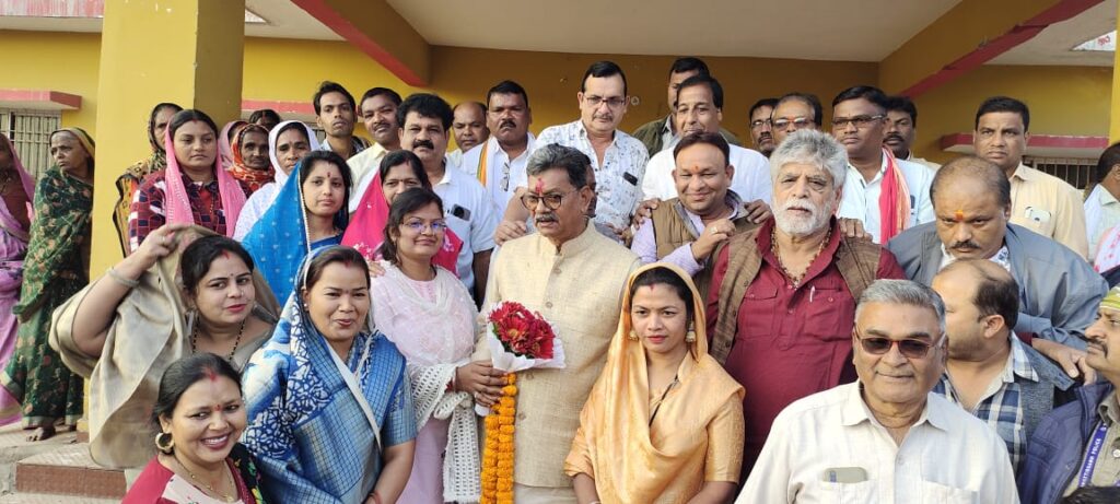 <em>नेता प्रतिपक्ष बने महंत का प्रथम शक्ति जिले में आगमन पर हुआ ऐतिहासिक स्वागत,बाराद्वार में ढोल- बाजे के साथ उमड़ पड़ा हुजुम, तो वहीं शक्ति में महंत ने किया मंदिरों में दर्शन एवं बिसाहू दास जी की प्रतिमा पर माल्यार्पण, कांग्रेस जनों से मिले महंत,तुर्रीधाम में गुरु घासीदास जयंती में भी शामिल हुए महंत</em> <em>नेता प्रतिपक्ष बने महंत का प्रथम शक्ति जिले में आगमन पर हुआ ऐतिहासिक स्वागत,बाराद्वार में ढोल- बाजे के साथ उमड़ पड़ा हुजुम, तो वहीं शक्ति में महंत ने किया मंदिरों में दर्शन एवं बिसाहू दास जी की प्रतिमा पर माल्यार्पण, कांग्रेस जनों से मिले महंत,तुर्रीधाम में गुरु घासीदास जयंती में भी शामिल हुए महंत</em> kshititech