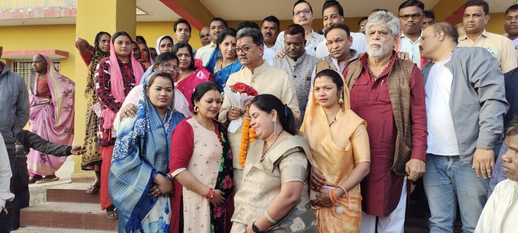 <em>नेता प्रतिपक्ष बने महंत का प्रथम शक्ति जिले में आगमन पर हुआ ऐतिहासिक स्वागत,बाराद्वार में ढोल- बाजे के साथ उमड़ पड़ा हुजुम, तो वहीं शक्ति में महंत ने किया मंदिरों में दर्शन एवं बिसाहू दास जी की प्रतिमा पर माल्यार्पण, कांग्रेस जनों से मिले महंत,तुर्रीधाम में गुरु घासीदास जयंती में भी शामिल हुए महंत</em> <em>नेता प्रतिपक्ष बने महंत का प्रथम शक्ति जिले में आगमन पर हुआ ऐतिहासिक स्वागत,बाराद्वार में ढोल- बाजे के साथ उमड़ पड़ा हुजुम, तो वहीं शक्ति में महंत ने किया मंदिरों में दर्शन एवं बिसाहू दास जी की प्रतिमा पर माल्यार्पण, कांग्रेस जनों से मिले महंत,तुर्रीधाम में गुरु घासीदास जयंती में भी शामिल हुए महंत</em> kshititech