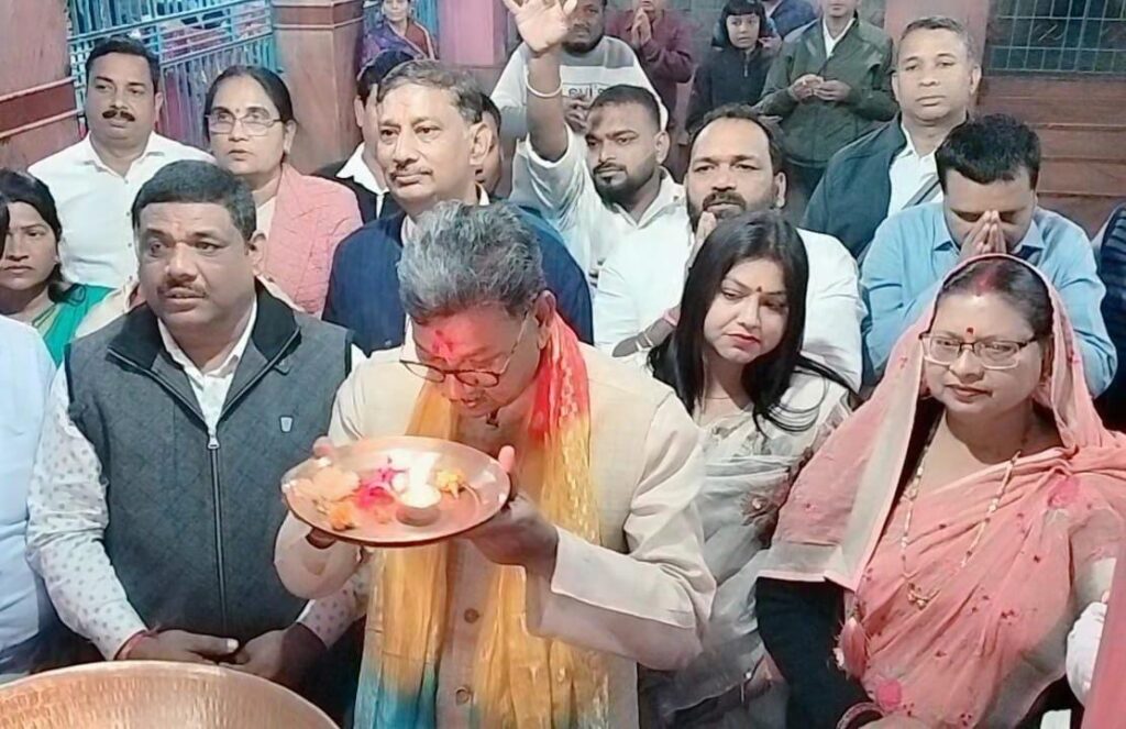 <em>नेता प्रतिपक्ष बने महंत का प्रथम शक्ति जिले में आगमन पर हुआ ऐतिहासिक स्वागत,बाराद्वार में ढोल- बाजे के साथ उमड़ पड़ा हुजुम, तो वहीं शक्ति में महंत ने किया मंदिरों में दर्शन एवं बिसाहू दास जी की प्रतिमा पर माल्यार्पण, कांग्रेस जनों से मिले महंत,तुर्रीधाम में गुरु घासीदास जयंती में भी शामिल हुए महंत</em> <em>नेता प्रतिपक्ष बने महंत का प्रथम शक्ति जिले में आगमन पर हुआ ऐतिहासिक स्वागत,बाराद्वार में ढोल- बाजे के साथ उमड़ पड़ा हुजुम, तो वहीं शक्ति में महंत ने किया मंदिरों में दर्शन एवं बिसाहू दास जी की प्रतिमा पर माल्यार्पण, कांग्रेस जनों से मिले महंत,तुर्रीधाम में गुरु घासीदास जयंती में भी शामिल हुए महंत</em> kshititech