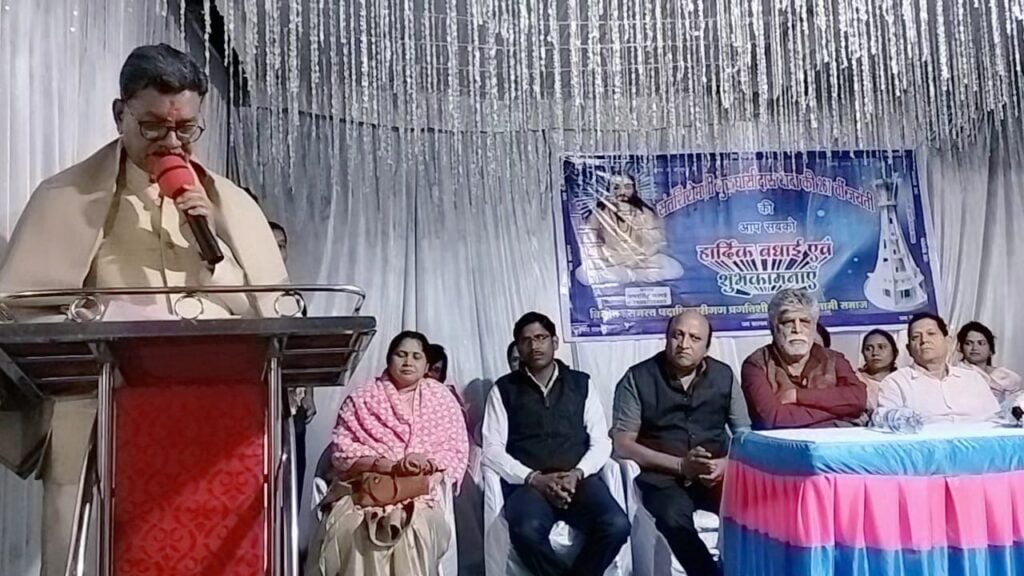 <em>नेता प्रतिपक्ष बने महंत का प्रथम शक्ति जिले में आगमन पर हुआ ऐतिहासिक स्वागत,बाराद्वार में ढोल- बाजे के साथ उमड़ पड़ा हुजुम, तो वहीं शक्ति में महंत ने किया मंदिरों में दर्शन एवं बिसाहू दास जी की प्रतिमा पर माल्यार्पण, कांग्रेस जनों से मिले महंत,तुर्रीधाम में गुरु घासीदास जयंती में भी शामिल हुए महंत</em> <em>नेता प्रतिपक्ष बने महंत का प्रथम शक्ति जिले में आगमन पर हुआ ऐतिहासिक स्वागत,बाराद्वार में ढोल- बाजे के साथ उमड़ पड़ा हुजुम, तो वहीं शक्ति में महंत ने किया मंदिरों में दर्शन एवं बिसाहू दास जी की प्रतिमा पर माल्यार्पण, कांग्रेस जनों से मिले महंत,तुर्रीधाम में गुरु घासीदास जयंती में भी शामिल हुए महंत</em> kshititech