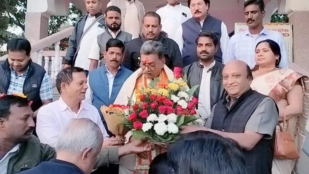 <em>नेता प्रतिपक्ष बने महंत का प्रथम शक्ति जिले में आगमन पर हुआ ऐतिहासिक स्वागत,बाराद्वार में ढोल- बाजे के साथ उमड़ पड़ा हुजुम, तो वहीं शक्ति में महंत ने किया मंदिरों में दर्शन एवं बिसाहू दास जी की प्रतिमा पर माल्यार्पण, कांग्रेस जनों से मिले महंत,तुर्रीधाम में गुरु घासीदास जयंती में भी शामिल हुए महंत</em> <em>नेता प्रतिपक्ष बने महंत का प्रथम शक्ति जिले में आगमन पर हुआ ऐतिहासिक स्वागत,बाराद्वार में ढोल- बाजे के साथ उमड़ पड़ा हुजुम, तो वहीं शक्ति में महंत ने किया मंदिरों में दर्शन एवं बिसाहू दास जी की प्रतिमा पर माल्यार्पण, कांग्रेस जनों से मिले महंत,तुर्रीधाम में गुरु घासीदास जयंती में भी शामिल हुए महंत</em> kshititech