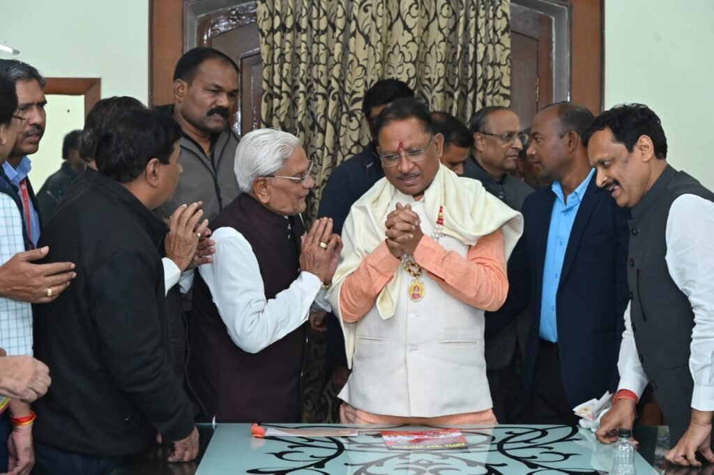 सीएम से अग्रवाल संगठन की मुलाकात- <em>मुख्यमंत्री विष्णु देव साय से मिले अखिल भारतीय अग्रवाल संगठन के पदाधिकारी, जिओ गीता के राष्ट्रीय महामंत्री प्रदीप मित्तल दिल्ली भी रहे मौजूद, मुख्यमंत्री बनने पर किया अभिनंदन</em>, 20 दिसंबर को हुई मुलाकात में राष्ट्रीय कार्यकारी अध्यक्ष सियाराम अग्रवाल एवं प्रदेश अध्यक्ष नेत्र अग्रवाल ने भी किया मुख्यमंत्री का स्वागत kshititech